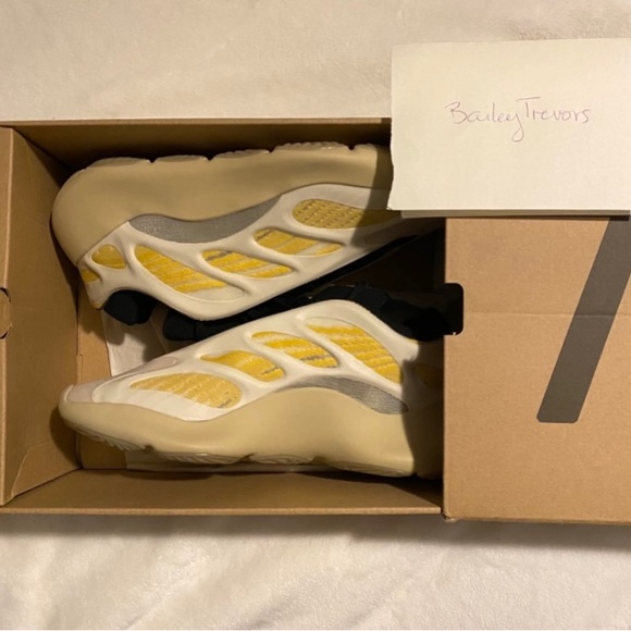 Yeezy 700 V3 safflower - Picture 2 of 3